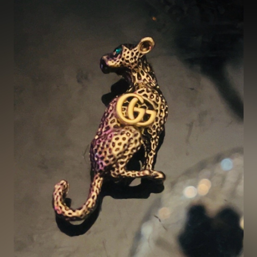 - Gorgeous Vintage Leopard with GG Logo Green eyes Pearl pin/bro…
